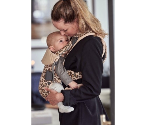 Ķengursoma BabyBjorn ONE Beige Leopard cotton 098075