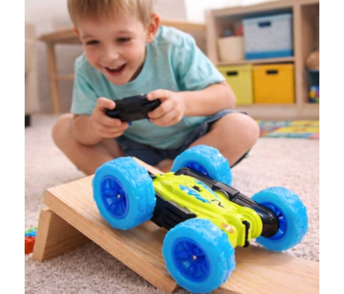 RC Revolt Flip Speeder tālvadības automašīna ar kvēlojošiem riteņiem