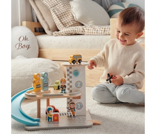 WOOPIE GREEN Drewniany Parking Piętrowy 2w1 Stacja Benzynowa z Autkami i Figurkami 12 el. FSC