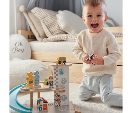 WOOPIE GREEN Drewniany Parking Piętrowy 2w1 Stacja Benzynowa z Autkami i Figurkami 12 el. FSC