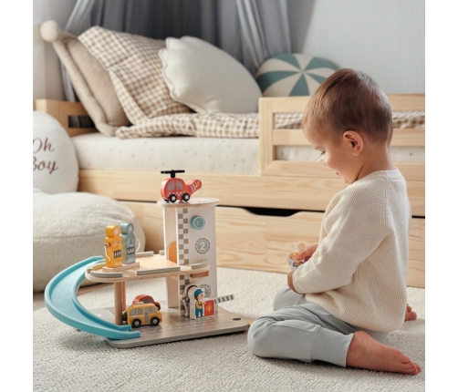 WOOPIE GREEN Drewniany Parking Piętrowy 2w1 Stacja Benzynowa z Autkami i Figurkami 12 el. FSC