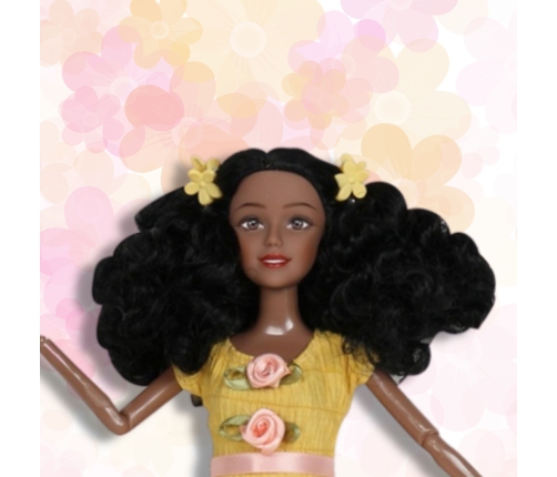 WOOPIE ROYAL Lalka Emi 32 cm Modny Strój i Piękne Czarne Włosy