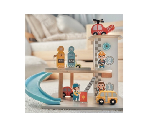 WOOPIE GREEN Drewniany Parking Piętrowy 2w1 Stacja Benzynowa z Autkami i Figurkami 12 el. FSC