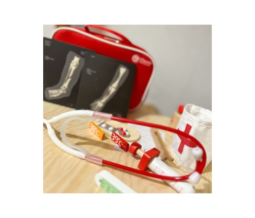 CLASSIC WORLD Drewniany Zestaw Walizka Małego Doktora Lekarza 19 el.