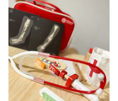 CLASSIC WORLD Drewniany Zestaw Walizka Małego Doktora Lekarza 19 el.