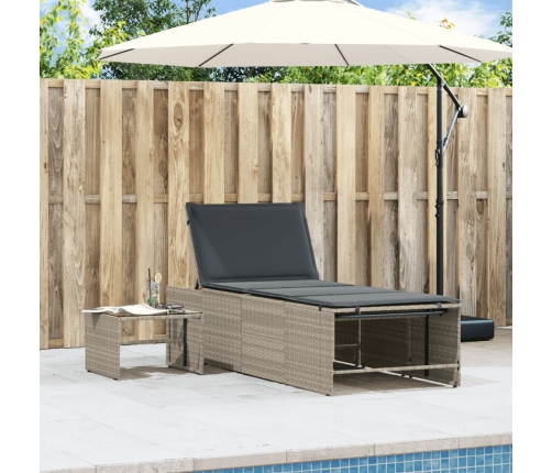 vidaXL sauļošanās zviļņi, 2gab., ar galdu, gaiši pelēka PE rotangpalma