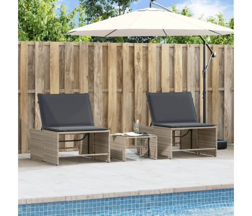 vidaXL sauļošanās zviļņi, 2gab., ar galdu, gaiši pelēka PE rotangpalma