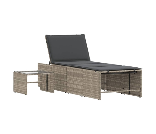 vidaXL sauļošanās zviļņi, 2gab., ar galdu, gaiši pelēka PE rotangpalma