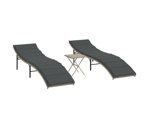 vidaXL sauļošanās zviļņi, 2gab., ar galdu, gaiši pelēka PE rotangpalma