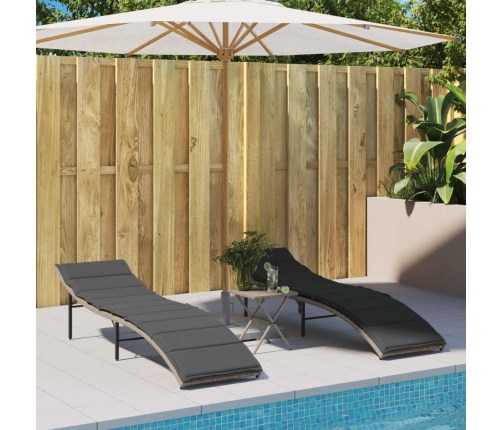 vidaXL sauļošanās zviļņi, 2gab., ar galdu, gaiši pelēka PE rotangpalma