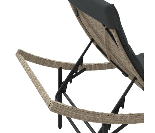 vidaXL sauļošanās zviļņi, 2gab., ar galdu, gaiši pelēka PE rotangpalma