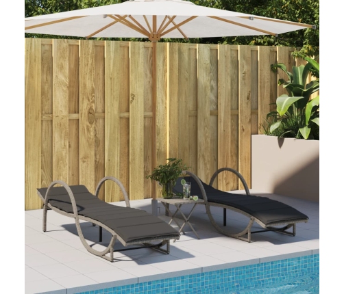 vidaXL sauļošanās zviļņi, 2gab., ar galdu, gaiši pelēka PE rotangpalma