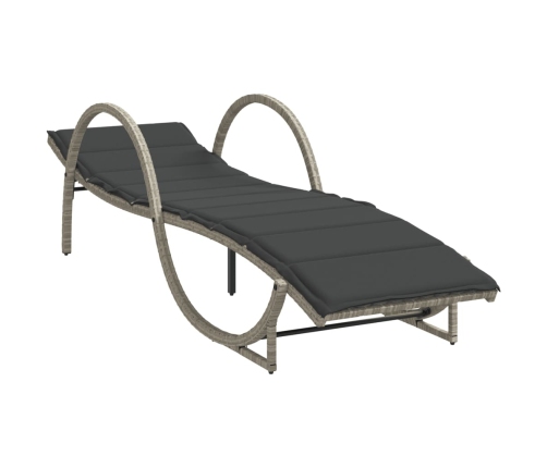 vidaXL sauļošanās zviļņi, 2gab., ar galdu, gaiši pelēka PE rotangpalma