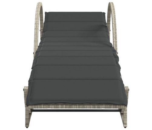 vidaXL sauļošanās zviļņi, 2gab., ar galdu, gaiši pelēka PE rotangpalma