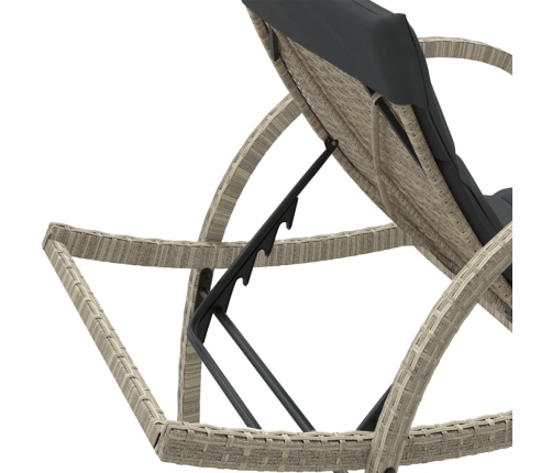 vidaXL sauļošanās zviļņi, 2gab., ar galdu, gaiši pelēka PE rotangpalma