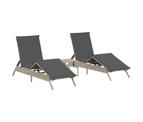 vidaXL sauļošanās zviļņi, 2gab., ar galdu, gaiši pelēka PE rotangpalma