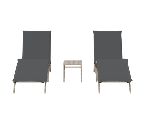 vidaXL sauļošanās zviļņi, 2gab., ar galdu, gaiši pelēka PE rotangpalma