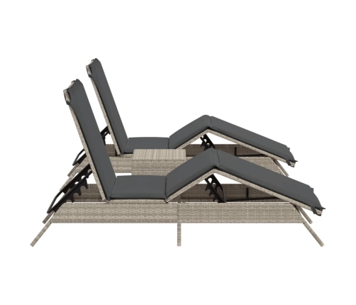 vidaXL sauļošanās zviļņi, 2gab., ar galdu, gaiši pelēka PE rotangpalma