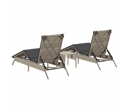 vidaXL sauļošanās zviļņi, 2gab., ar galdu, gaiši pelēka PE rotangpalma