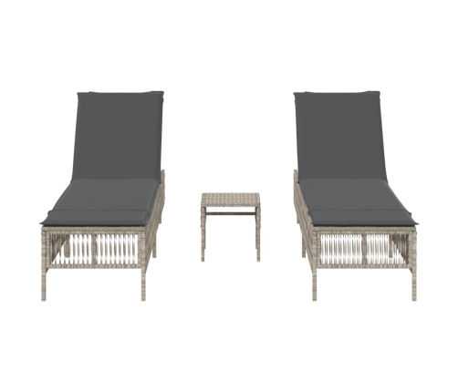 vidaXL sauļošanās zviļņi, 2gab., ar galdu, gaiši pelēka PE rotangpalma