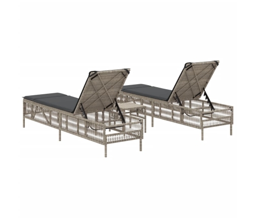 vidaXL sauļošanās zviļņi, 2gab., ar galdu, gaiši pelēka PE rotangpalma