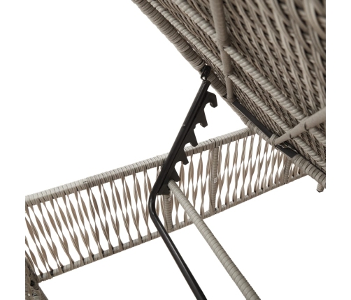 vidaXL sauļošanās zviļņi, 2gab., ar galdu, gaiši pelēka PE rotangpalma