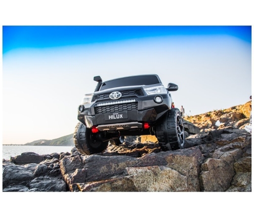 Двухместный детский электромобиль Toyota Hilux White