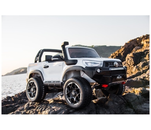Двухместный детский электромобиль Toyota Hilux White