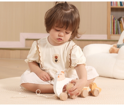 Viga 44285 PolarB Drewniana zabawka do ciągnięcia – kura z kurczaczkami