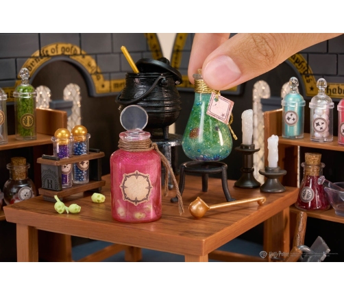531166-EUC MGAs Miniverse - Make It Mini Harry Potter Potions Class